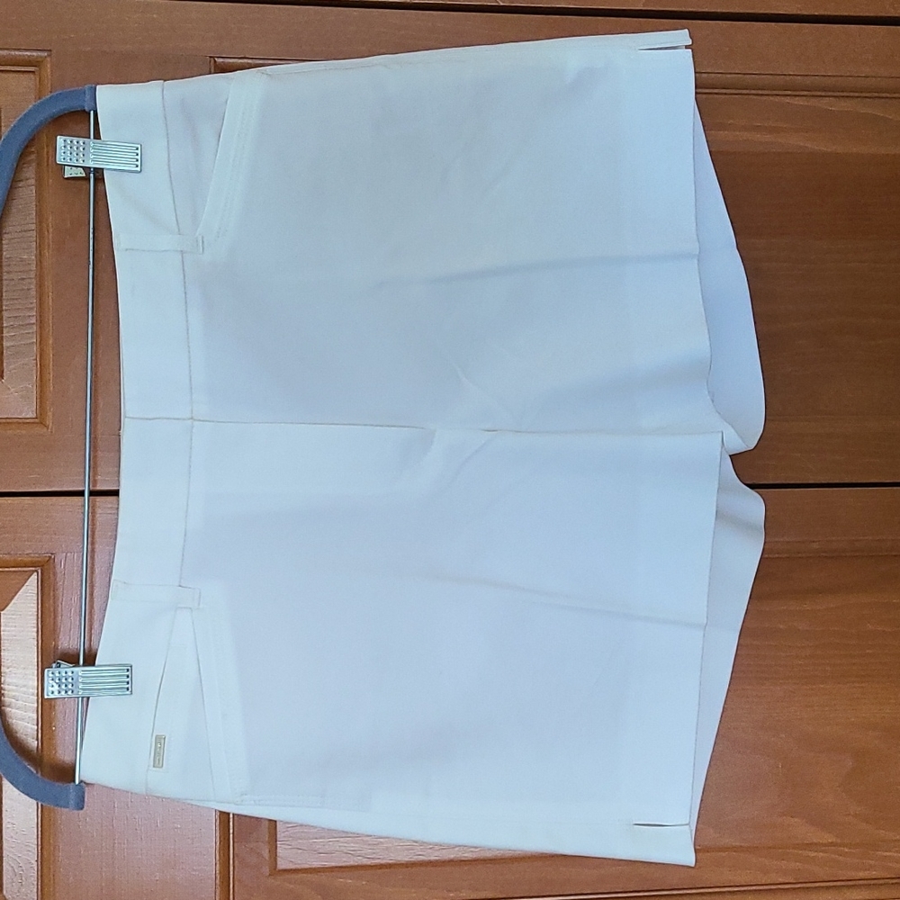 WHBM White 5" Mid Rise Stretch Short 8